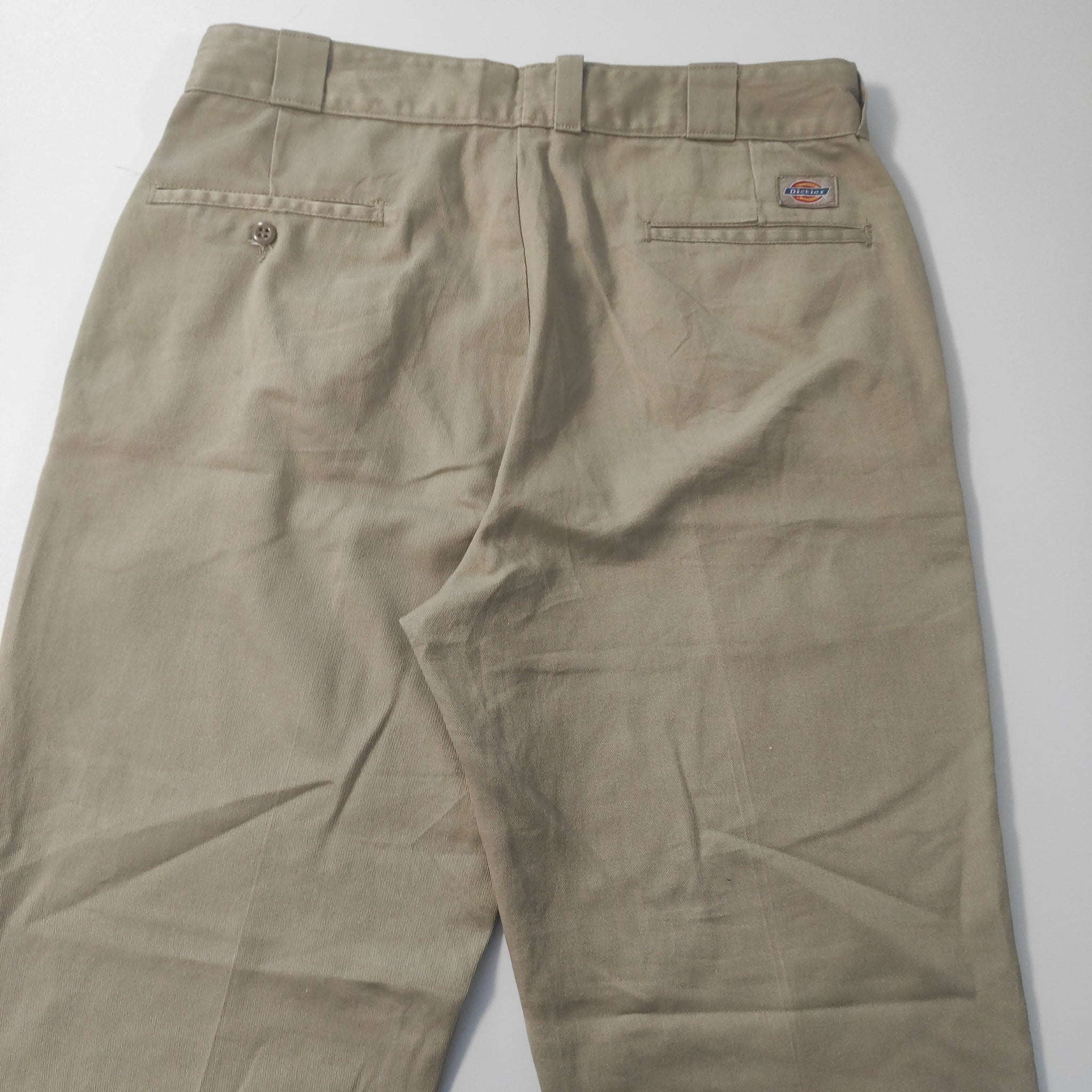 Entdecke unsere Vintage Track Pants von Nike und anderen Marken, erhältlich bei Valuxery.de - Dein Shop für trendige Vintage-Kleidung. Unsere Track Pants sind aus hochwertigen Materialien und