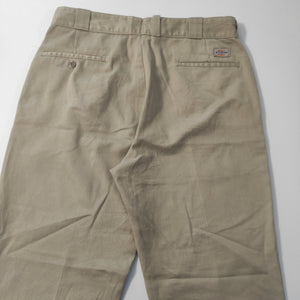 Entdecke unsere Vintage Track Pants von Nike und anderen Marken, erhältlich bei Valuxery.de - Dein Shop für trendige Vintage-Kleidung. Unsere Track Pants sind aus hochwertigen Materialien und