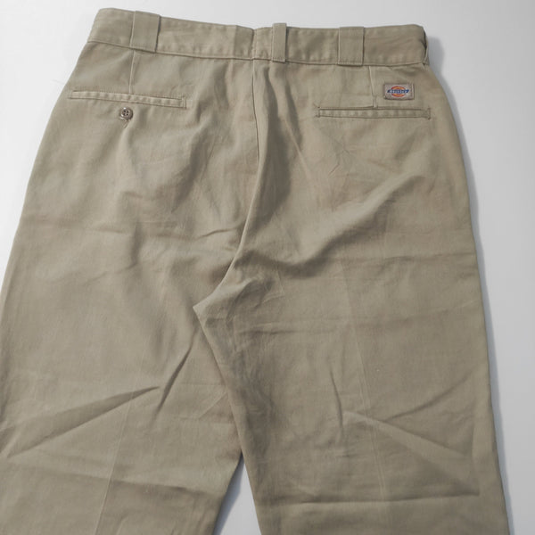 Entdecke unsere Vintage Track Pants von Nike und anderen Marken, erhältlich bei Valuxery.de - Dein Shop für trendige Vintage-Kleidung. Unsere Track Pants sind aus hochwertigen Materialien und