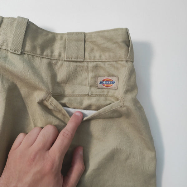 Entdecke unsere Vintage Track Pants von Nike und anderen Marken, erhältlich bei Valuxery.de - Dein Shop für trendige Vintage-Kleidung. Unsere Track Pants sind aus hochwertigen Materialien und
