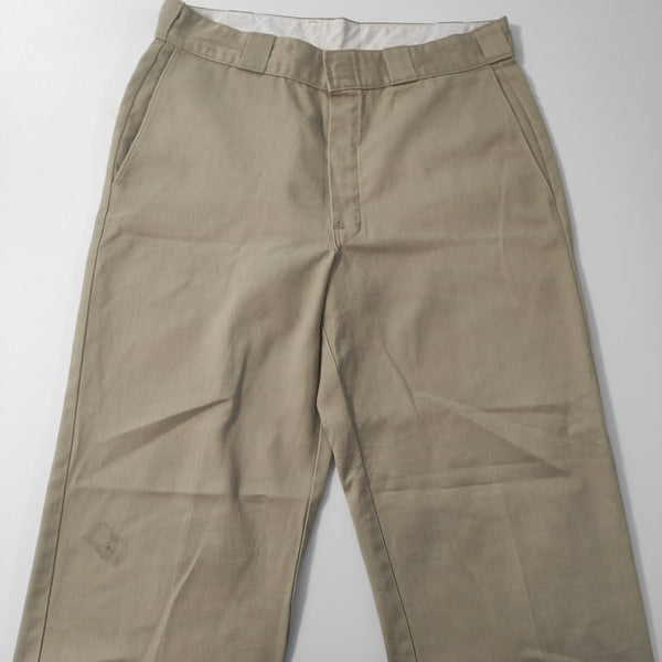 Entdecke unsere Vintage Track Pants von Nike und anderen Marken, erhältlich bei Valuxery.de - Dein Shop für trendige Vintage-Kleidung. Unsere Track Pants sind aus hochwertigen Materialien und
