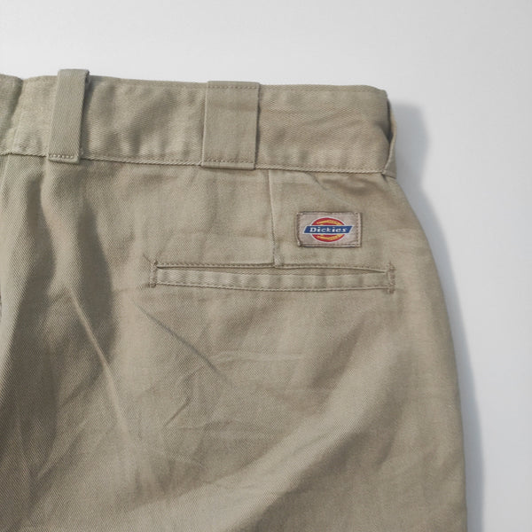 Entdecke unsere Vintage Track Pants von Nike und anderen Marken, erhältlich bei Valuxery.de - Dein Shop für trendige Vintage-Kleidung. Unsere Track Pants sind aus hochwertigen Materialien und